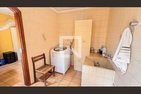 Casa à venda com 250m², 3 quartos e 6 vagas Casa à venda com 250m², 3 quartos e 6 vagasÁrea de Serviço