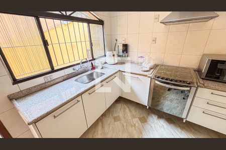 Casa à venda com 250m², 3 quartos e 6 vagas Casa à venda com 250m², 3 quartos e 6 vagasCozinha