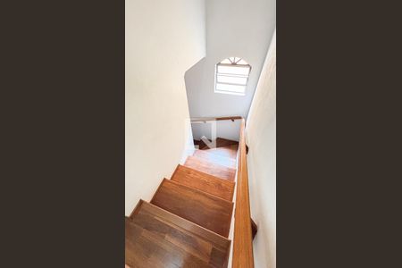 Casa à venda com 250m², 3 quartos e 6 vagas Casa à venda com 250m², 3 quartos e 6 vagasEscada