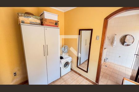 Casa à venda com 250m², 3 quartos e 6 vagas Casa à venda com 250m², 3 quartos e 6 vagasQuarto Área de Serviço