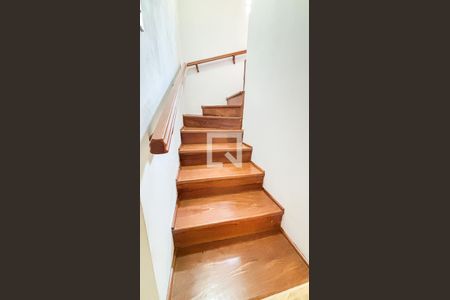 Casa à venda com 250m², 3 quartos e 6 vagas Casa à venda com 250m², 3 quartos e 6 vagasEscada