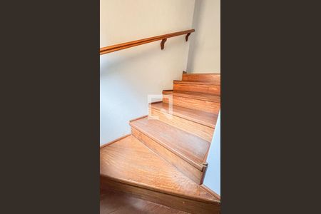 Casa à venda com 250m², 3 quartos e 6 vagas Casa à venda com 250m², 3 quartos e 6 vagasEscada