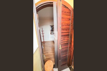 Casa à venda com 250m², 3 quartos e 6 vagas Casa à venda com 250m², 3 quartos e 6 vagasQuarto 1Varanda