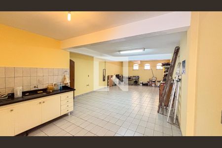 Casa à venda com 250m², 3 quartos e 6 vagas Casa à venda com 250m², 3 quartos e 6 vagasGaragem