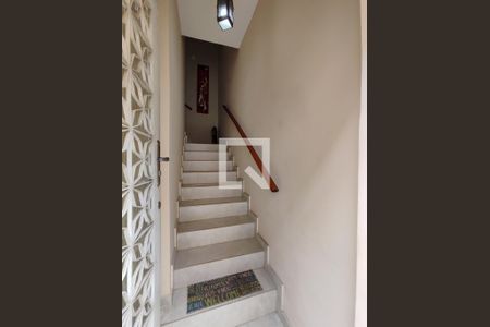 Casa à venda com 161m², 3 quartos e 1 vaga Casa à venda com 161m², 3 quartos e 1 vagaEscada