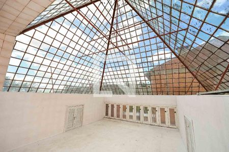 Casa à venda com 348m², 3 quartos e 3 vagas Casa à venda com 348m², 3 quartos e 3 vagasTerraço/Pirâmide