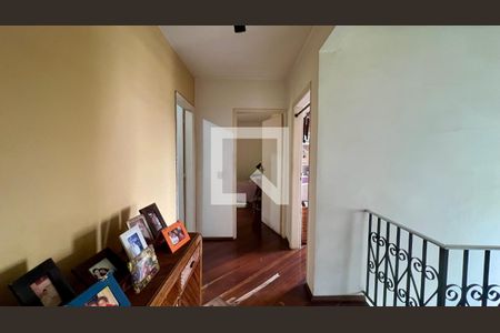 Casa à venda com 275m², 4 quartos e 2 vagas Casa à venda com 275m², 4 quartos e 2 vagasCorredor