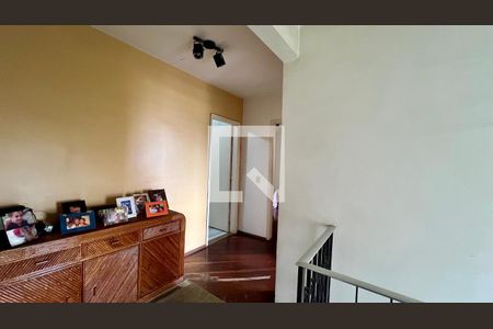 Casa à venda com 275m², 4 quartos e 2 vagas Casa à venda com 275m², 4 quartos e 2 vagasCorredor