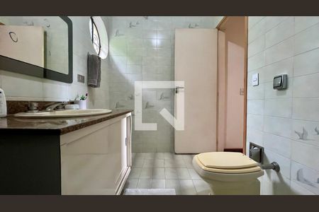 Casa à venda com 275m², 4 quartos e 2 vagas Casa à venda com 275m², 4 quartos e 2 vagasBanheiro