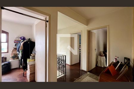 Casa à venda com 275m², 4 quartos e 2 vagas Casa à venda com 275m², 4 quartos e 2 vagasCorredor