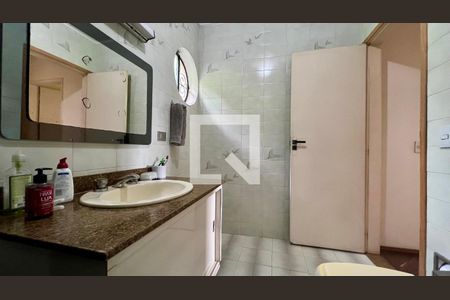 Casa à venda com 275m², 4 quartos e 2 vagas Casa à venda com 275m², 4 quartos e 2 vagasBanheiro