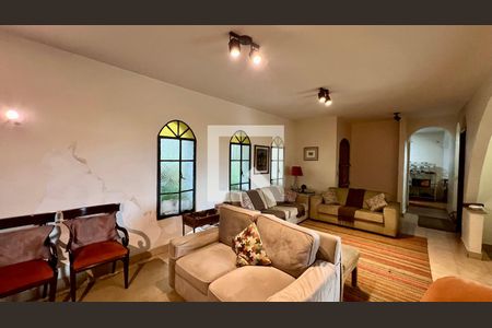 Casa à venda com 275m², 4 quartos e 2 vagas Casa à venda com 275m², 4 quartos e 2 vagasSala