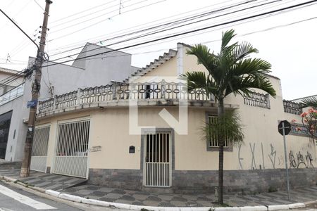 Casa à venda com 200m², 4 quartos e 4 vagas Casa à venda com 200m², 4 quartos e 4 vagasFachada
