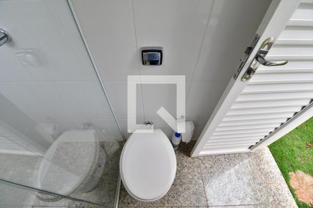 Casa de condomínio à venda com 230m², 2 quartos e 3 vagasBanheiro de serviço