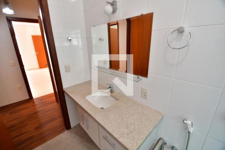 Casa de condomínio à venda com 230m², 2 quartos e 3 vagasBanheiro 2