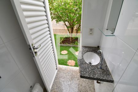 Casa de condomínio à venda com 230m², 2 quartos e 3 vagasBanheiro de serviço
