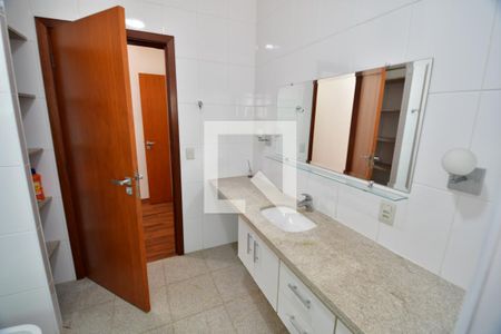 Casa de condomínio à venda com 230m², 2 quartos e 3 vagasBanheiro 1