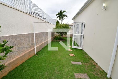 Casa de condomínio à venda com 230m², 2 quartos e 3 vagasQuintal / Jardim
