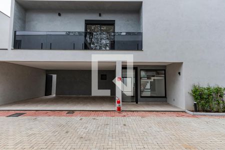 Casa de condomínio à venda com 285m², 4 quartos e 3 vagas Casa de condomínio à venda com 285m², 4 quartos e 3 vagasFachada