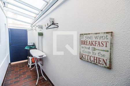 Casa de condomínio à venda com 200m², 4 quartos e 2 vagas Casa de condomínio à venda com 200m², 4 quartos e 2 vagasÁrea de Serviço