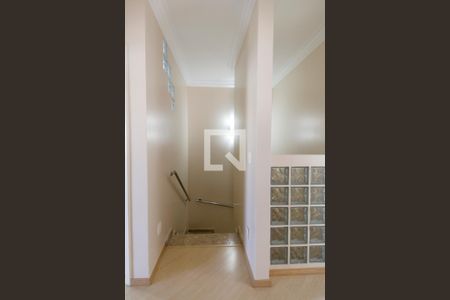 Casa de condomínio à venda com 200m², 4 quartos e 2 vagas Casa de condomínio à venda com 200m², 4 quartos e 2 vagasEscada