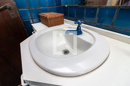 Casa à venda com 250m², 4 quartos e 4 vagasEdícula - Banheiro da Suíte