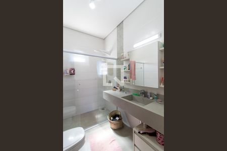 Casa de condomínio à venda com 360m², 3 quartos e 4 vagas Casa de condomínio à venda com 360m², 3 quartos e 4 vagasQuarto 2 - Banheiro