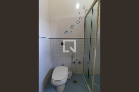 Casa de condomínio à venda com 360m², 3 quartos e 4 vagas Casa de condomínio à venda com 360m², 3 quartos e 4 vagasQuarto 2 - Banheiro