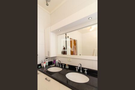 Casa de condomínio à venda com 360m², 3 quartos e 4 vagas Casa de condomínio à venda com 360m², 3 quartos e 4 vagasQuarto 1 - Banheiro