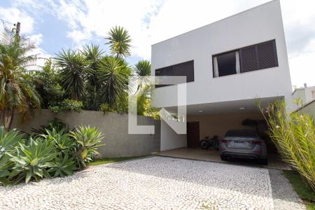 Casa de condomínio à venda com 360m², 3 quartos e 4 vagas Casa de condomínio à venda com 360m², 3 quartos e 4 vagasFachada