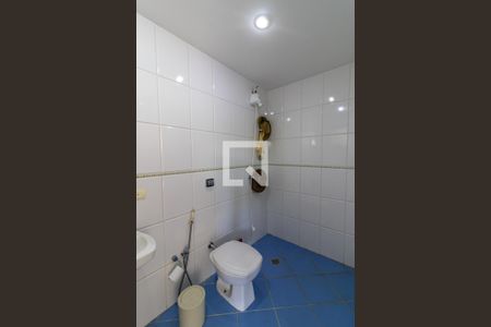 Casa de condomínio à venda com 360m², 3 quartos e 4 vagas Casa de condomínio à venda com 360m², 3 quartos e 4 vagasÁrea Externa - Banheiro