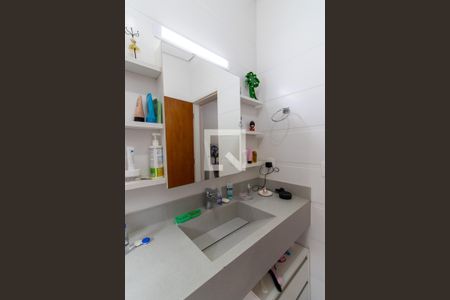 Casa de condomínio à venda com 360m², 3 quartos e 4 vagas Casa de condomínio à venda com 360m², 3 quartos e 4 vagasQuarto 2 - Banheiro