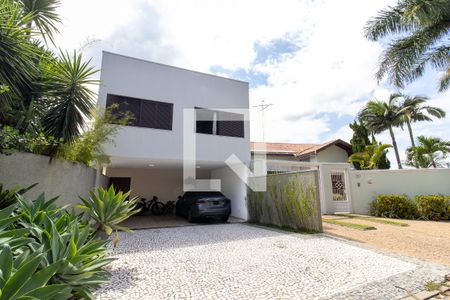 Casa de condomínio à venda com 360m², 3 quartos e 4 vagas Casa de condomínio à venda com 360m², 3 quartos e 4 vagasFachada