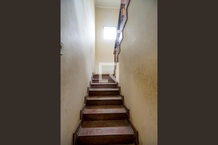 Casa à venda com 340m², 4 quartos e 1 vaga Casa à venda com 340m², 4 quartos e 1 vagaEscada