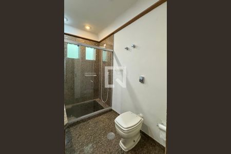 Casa de condomínio para alugar com 486m², 4 quartos e 8 vagasBanheiro da Suíte 4