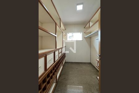 Casa de condomínio para alugar com 486m², 4 quartos e 8 vagasDespensa