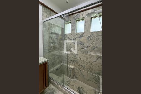 Casa de condomínio para alugar com 486m², 4 quartos e 8 vagasBanheiro da Suíte 2