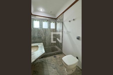 Casa de condomínio para alugar com 486m², 4 quartos e 8 vagasBanheiro da Suíte 3