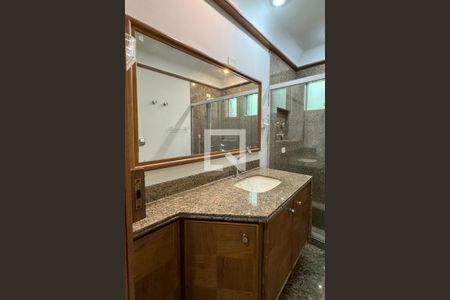 Casa de condomínio para alugar com 486m², 4 quartos e 8 vagasBanheiro da Suíte 4