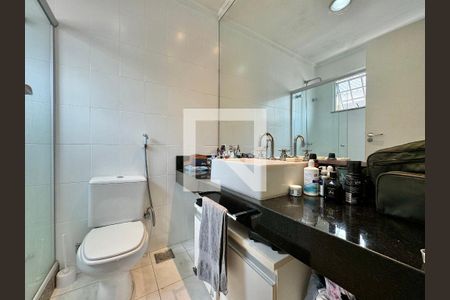 Casa de condomínio à venda com 560m², 5 quartos e 3 vagas Casa de condomínio à venda com 560m², 5 quartos e 3 vagasSuíte 1 - Banheiro