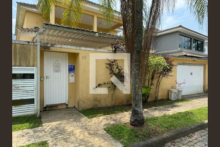 Casa de condomínio à venda com 560m², 5 quartos e 3 vagas Casa de condomínio à venda com 560m², 5 quartos e 3 vagasFachada