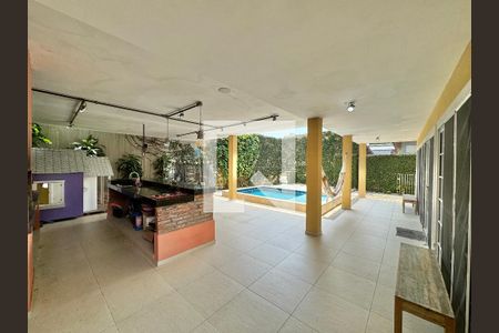 Casa de condomínio à venda com 560m², 5 quartos e 3 vagas Casa de condomínio à venda com 560m², 5 quartos e 3 vagasÁrea comum
