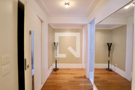 Apartamento à venda com 221m², 4 quartos e 4 vagas Apartamento à venda com 221m², 4 quartos e 4 vagasCorredor
