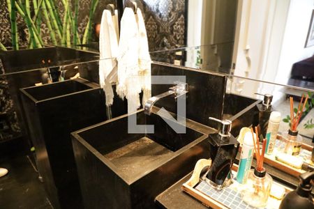 Casa de condomínio para alugar com 590m², 5 quartos e 8 vagasBanheiro