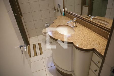 Casa de condomínio para alugar com 590m², 5 quartos e 8 vagasBanheiro