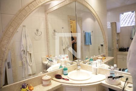 Casa de condomínio para alugar com 590m², 5 quartos e 8 vagasBanheiro