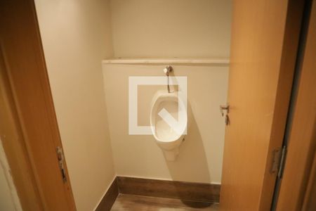 Casa de condomínio para alugar com 590m², 5 quartos e 8 vagasBanheiro