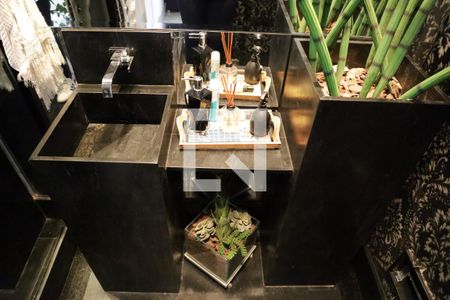 Casa de condomínio para alugar com 590m², 5 quartos e 8 vagasBanheiro