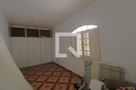 Casa à venda com 232m², 3 quartos e 8 vagasQuarto 2