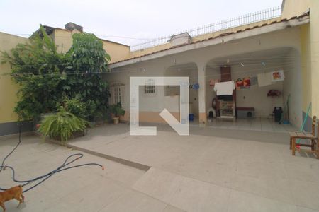Casa à venda com 232m², 3 quartos e 8 vagasFundos da casa/ churrasqueira